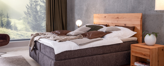 Boxspringbett mit Kopfhaupt aus Wildkernbuche und Boxunterbau in dunkelgrauem Stoff