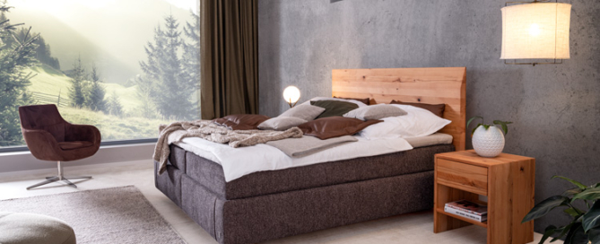 Boxspringbett mit Kopfhaupt aus Wildkernbuche und Boxunterbau in dunkelgrauem Stoff