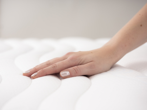 Hochwertige Matratze für optimalen Schlafkomfort, gefertigt aus nachhaltigen Materialien für einen guten und gesunden Schlaf mit optimaler 7-Zonen Ergonomie