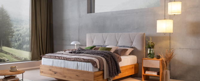 Boxspringbett mit Kopfhaupt in beigem Stoff und Knopfheftung, Boxunterbau in massivem Holz der Wildeiche