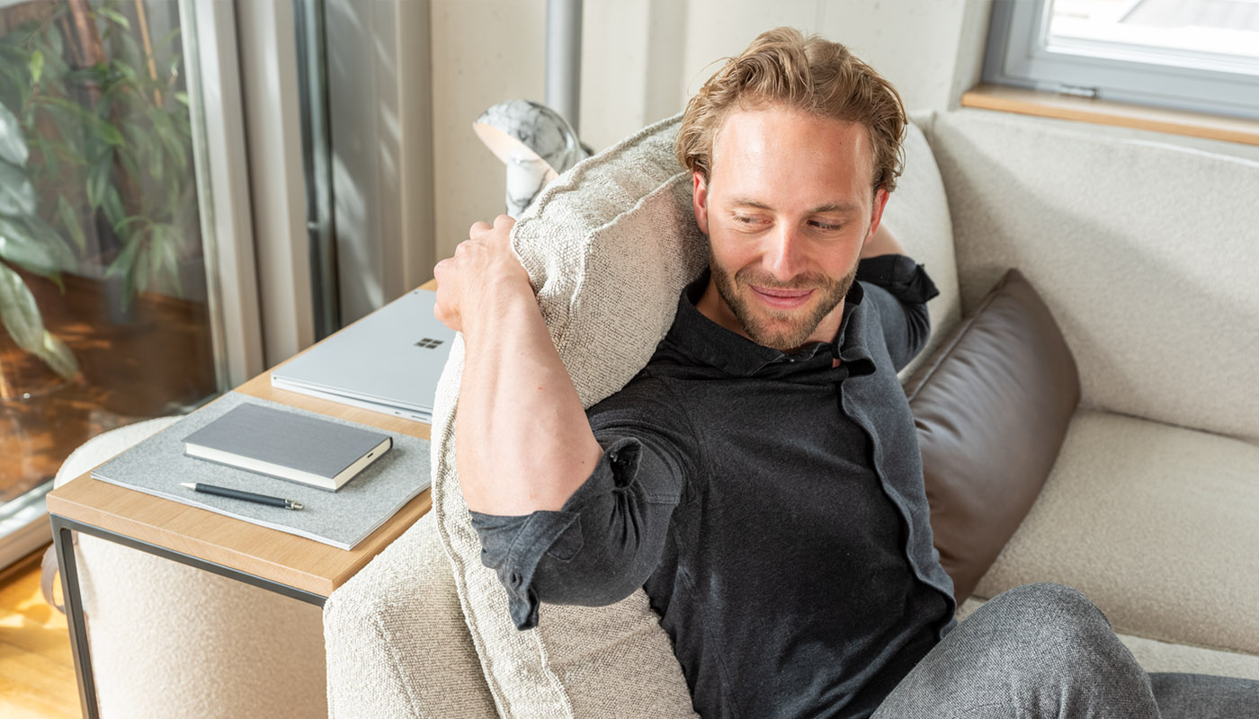 flexible kissen für extra viel sitzkomfort - ergonomisch sitzen auf der Couch mit Funktionskissen von ADA mindful living beim sofa novara