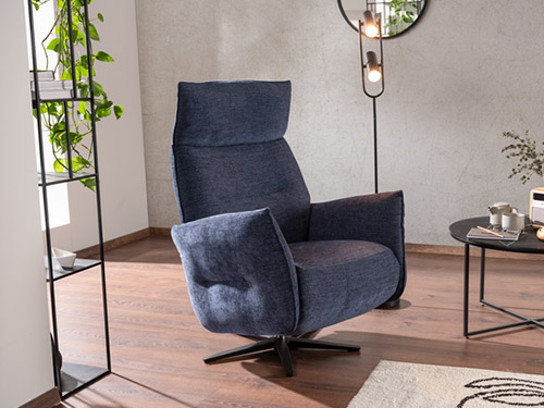 Stilvoller Designer-Sessel, ergonomisch geformt für maximalen Komfort, ein Kunstwerk für zeitgenössische Interieurs mit Fokus auf nachhaltiger Produktion aus Europa