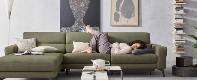 Entspannung auf Sofa ASARINA