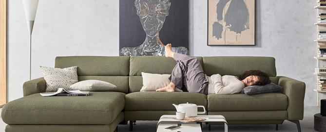 Entspannung auf Sofa ASARINA