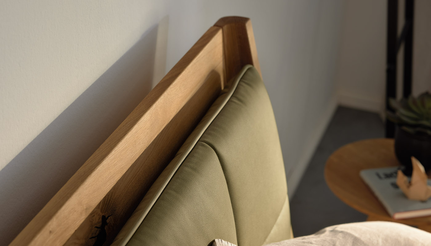 Massivholzbett DEMADRA von ADA Möbel aus Wildeiche oder Wildkernbuche mit charakteristischer Maserung, gefertigt in Europa.