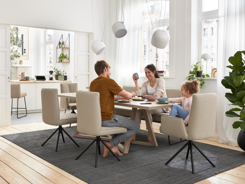 Essgruppe Ina der ADA Möbelwerke in beigem Stoff mit glücklicher Familie beim Frühstücken