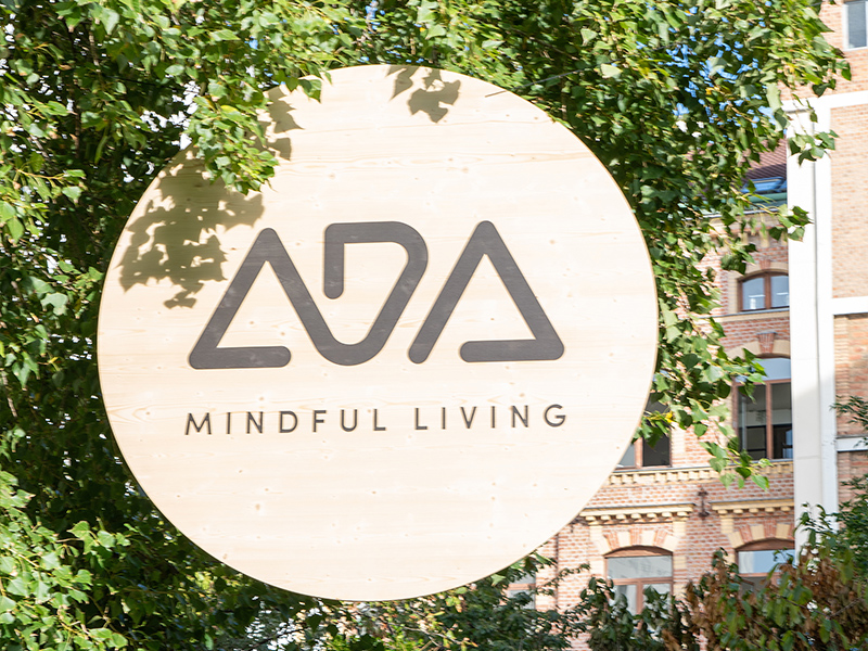 ADA Mindful Living Holz-Logo im ADA apartment in Wien