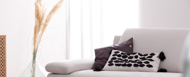 Geordnetes Wohnzimmer mit Sofa Tivoli