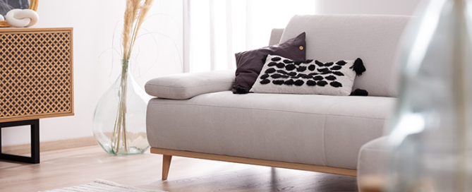 Geordnetes Wohnzimmer mit Sofa Tivoli