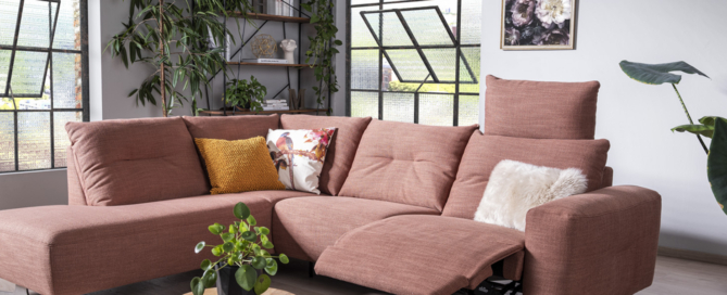 ADA Sofa in frühlingshaftem Wohnzimmer