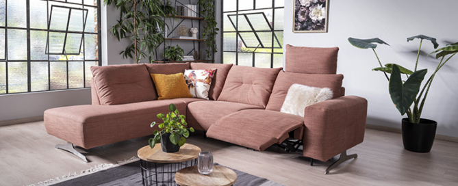 ADA Sofa in frühlingshaftem Wohnzimmer