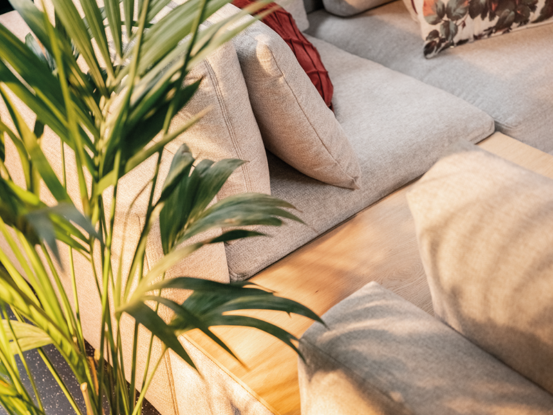 beiges Sofa in strahlender Frühlingssonne der ADA Möbelwerke