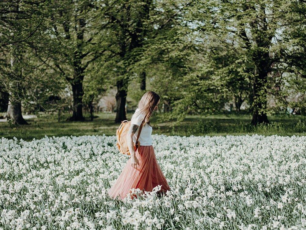 Frau beim Frühlingsspaziergang