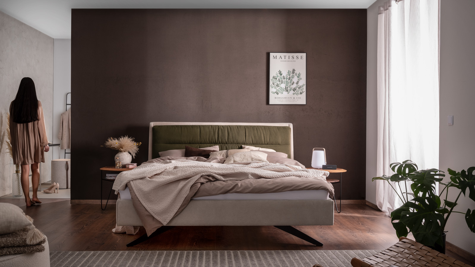 Schlafzimmer mit Bett DECURO in der Farbgebung Braun