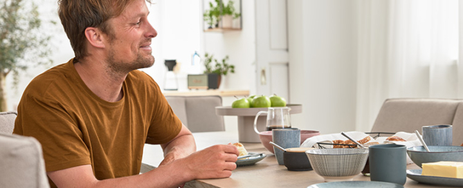 Mann beim Frühstück