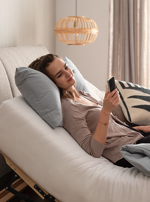 Langlebiger und smarter Lattenrost mit Motorfunktion mit dem Smart Home Bett Lepida von ADA . Mindful Living – Unterstützt jeden Schlafstil und sorgt für entspannte Nächte und entlastende Ergonomie beim Schlafen