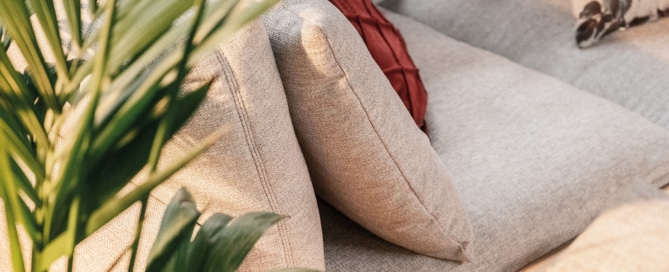 Sofa mit Frühlingsdeko