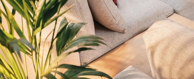 Sofa mit Frühlingsdeko