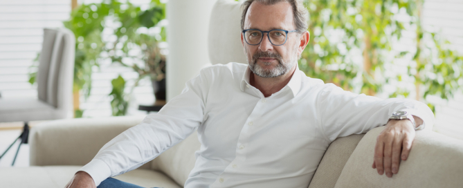 Neuer ADA CEO Nikolaus Szlavik sitzend im Portrait