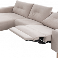 beiges Sofa ALIKA von ADA Möbel mit Holzfüßen im Scandi Stil mit Wall-Free-Relax-Funktion