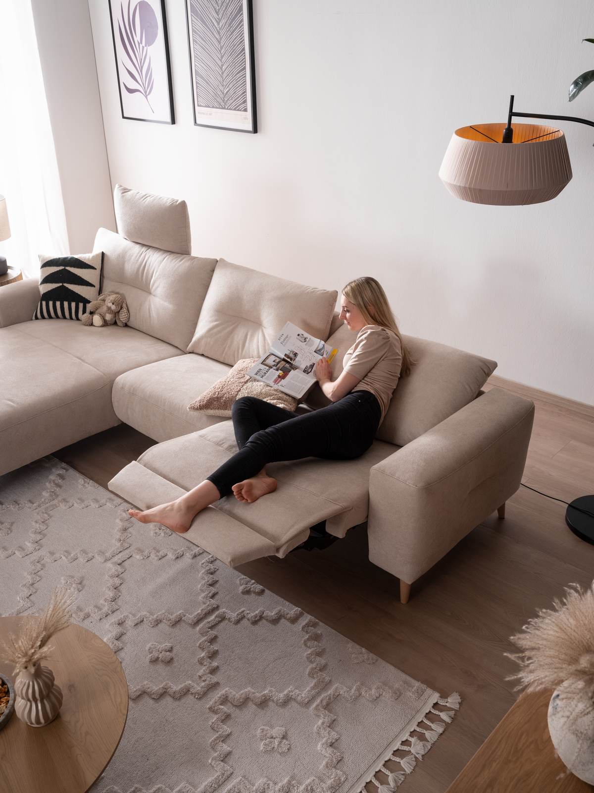 beiges Sofa ALIKA von ADA Möbel mit Holzfüßen im Scandi Stil mit Wall-Free-Relax-Funktion