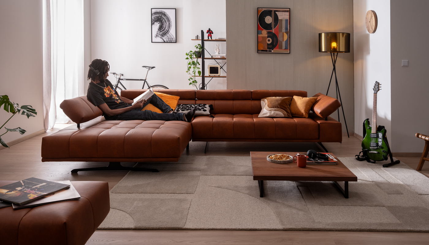 Sofa RAIMO in rot braunem Leder von ADA Möbel mit Nackenverstellung und Vorziehbank
