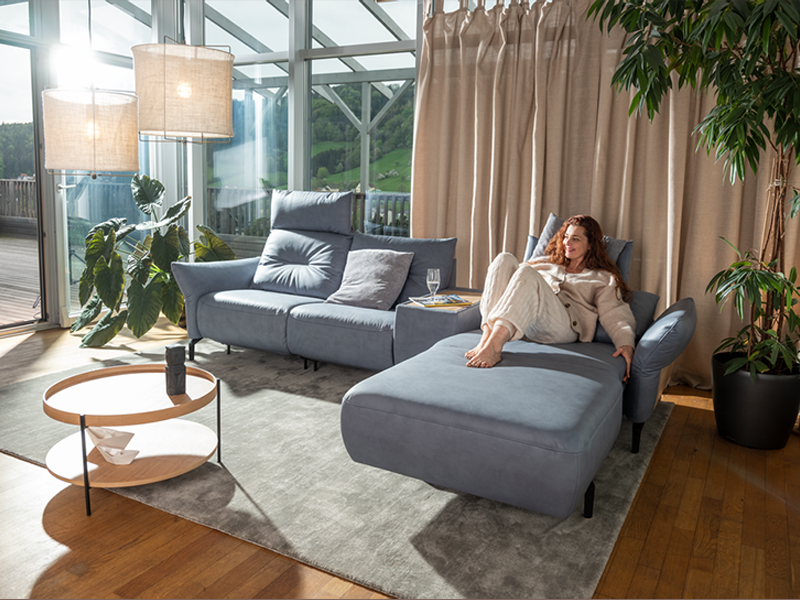 blaues Sofa SALVIA von ADA in gemütlichem Terrassen-Ambiente zum Relaxen
