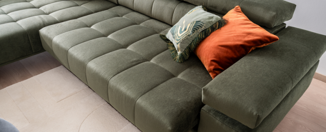 Relaxfunktion der Sitzgruppe Raimo in dunkelgrünem Stoff