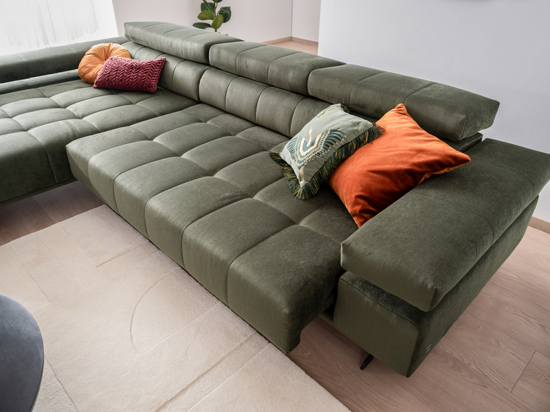 Relaxfunktion der Sitzgruppe Raimo in dunkelgrünem Stoff