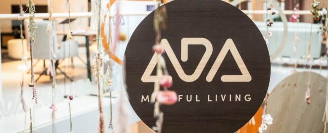 Trockenblumendeko mit ADA Mindful Living Logo im Schauraum in Anger