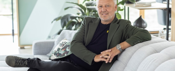 Gerhard Vorraber auf dem Sofa sitzend