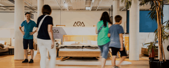 Tag der offenen Tür - Personen gehen durch den ADA Mindful Living Schauraum in Anger.