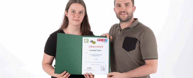 Landeserfolg beim Lehrlingswettbewerb: Lehrling und Ausbildner mit der Urkunde