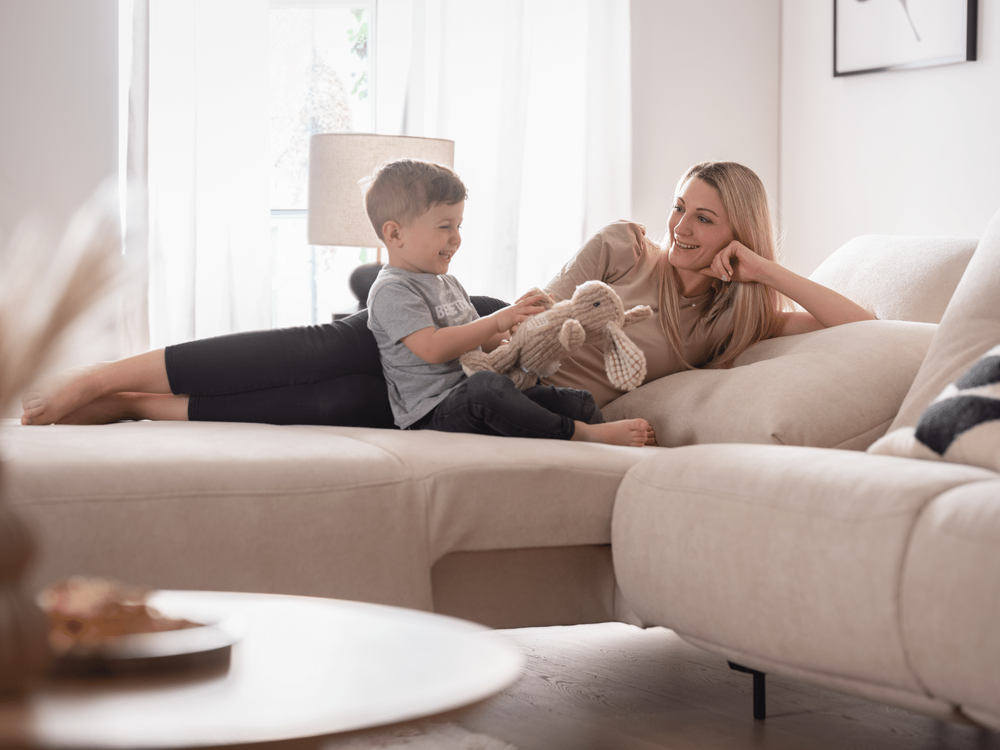 Frau mit Kind auf Sofa