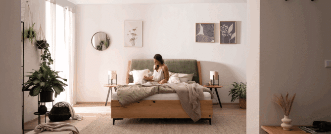 Lattenrostbett Fiducia - Frau sitzt im Bett und schreibt