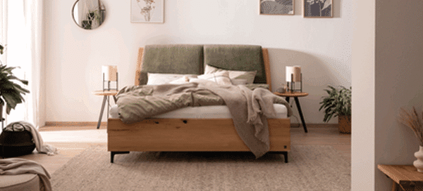 Bett mit Holz- und Polsterkombination in einem hellen Schlafzimmer