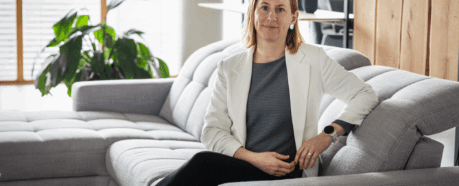 Verena Treger sitzend auf der Wohnlandschaft