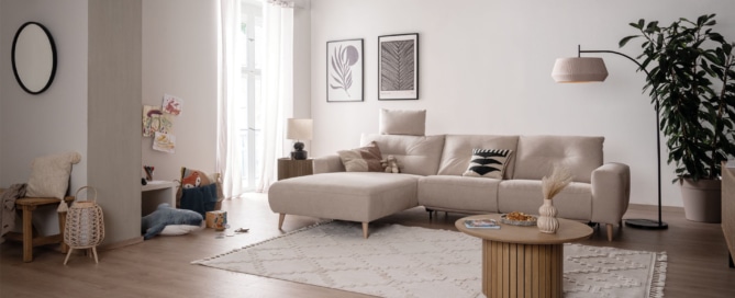 beige Sitzgruppe Alika in hellem Wohnzimmer