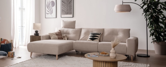 Sofa Alika mit hellem Stoffbezug in dekorativem Wohnzimmer