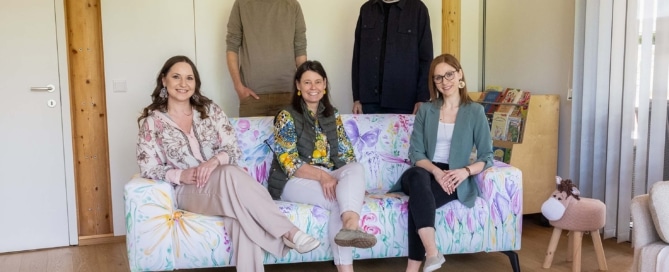 Personen auf dem bemalten Sofa im Sterntalerhof