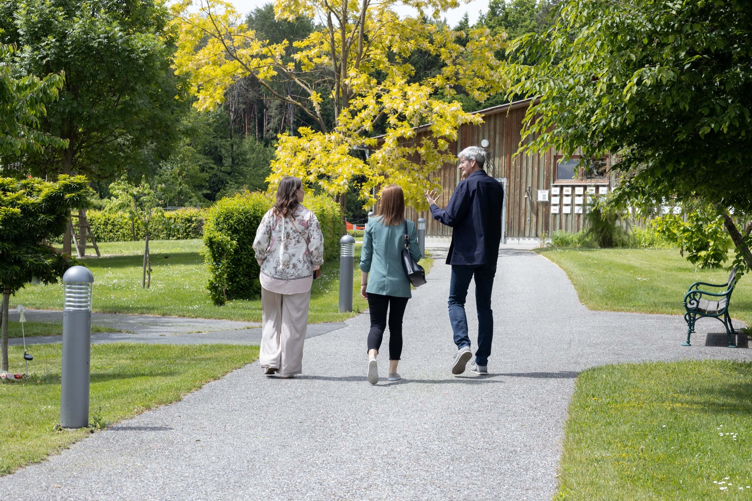 Personen gehen am Weg durch den Garten beim Sterntalerhof 