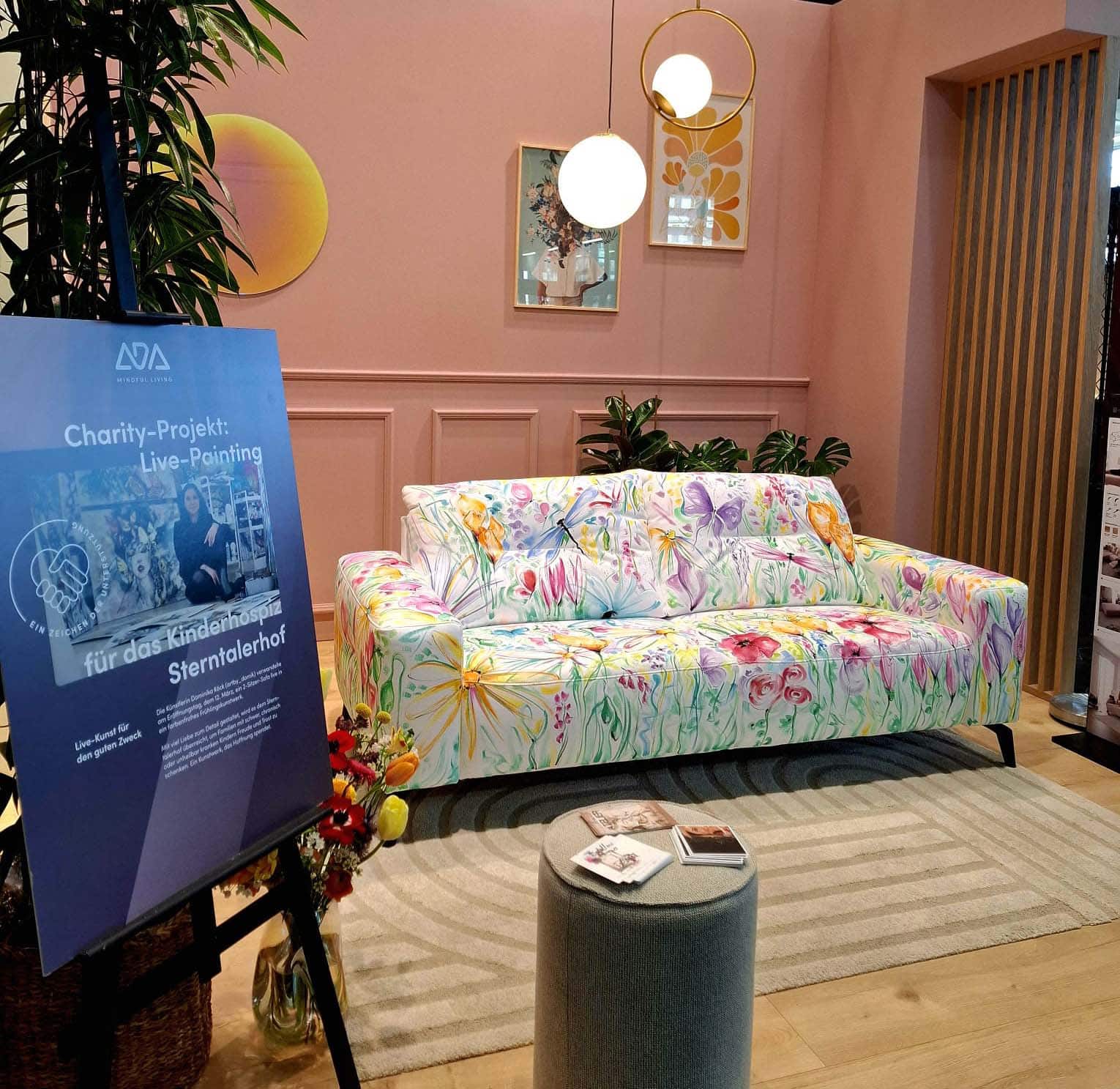 bemaltes Sofa auf der Messe
