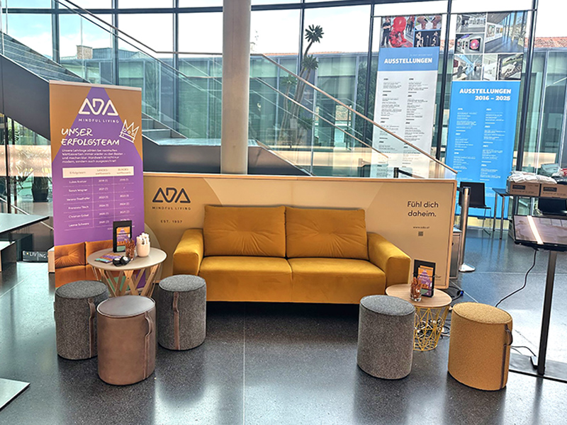 ADA_Job_Days_Weiz (2)_800x600px ADA Möbelwerke mit gelbem Sofa Alika und kleinen Hocker beim Job Day in Weiz