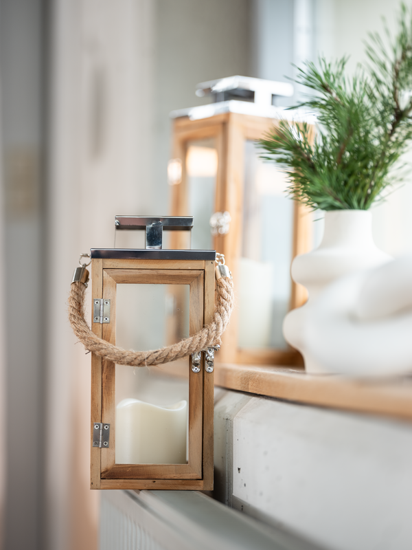 helle weihnachtliche Deko am Fenster