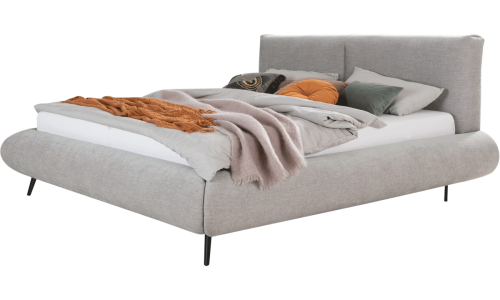 Bett Calmatio mit grauem Stoff, schwarzen Holzfüßen und Naht im Kopfteil