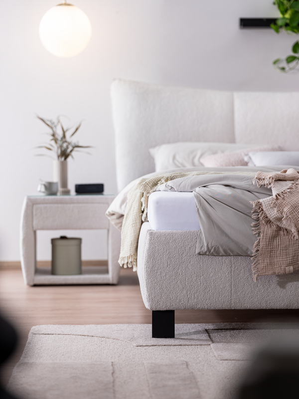 Bett Catania im hellen Raum mit passendem Nachttisch