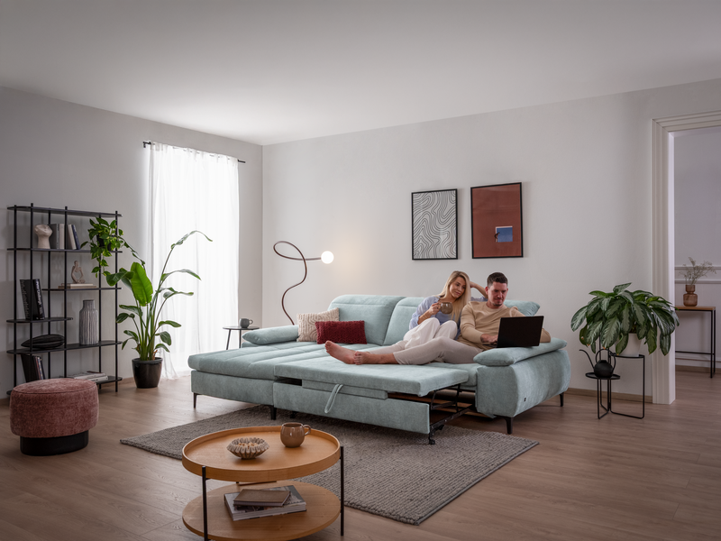 xl-CORVO (2) Paar liegt auf Sofa CORVO mit Schlaffunktion