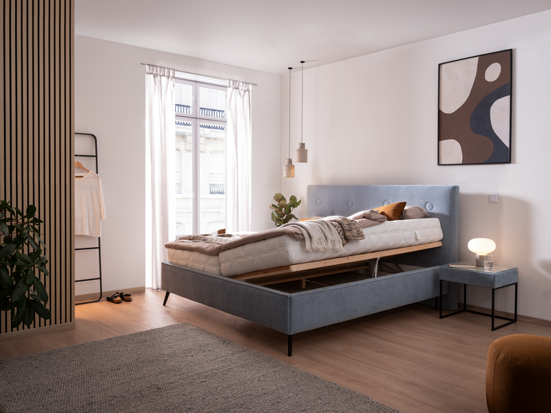 Bett NERONI mit geöffnetem Bettzeugraum