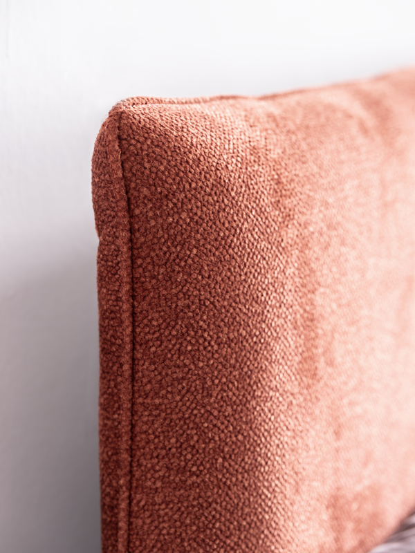 Detailnaht von Kopfteil Bett Neroni