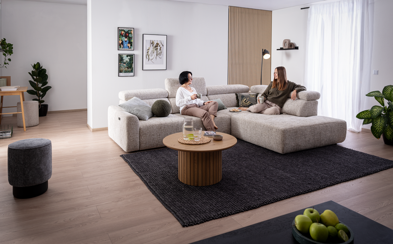 Mutter und Tochter sitzen auf Sofa NIVIO in hellem Wohnzimmer